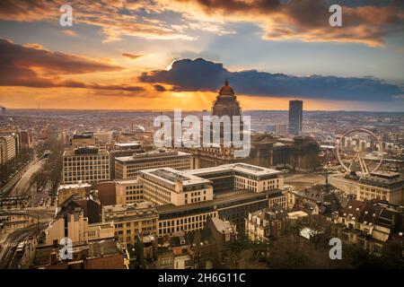 Brüssel, Belgien Stadtbild im Palais de Justice in der Abenddämmerung. Stockfoto