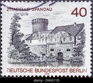 DEUTSCHLAND, Berlin - UM 1976: Eine Briefmarke aus Deutschland, Berlin zeigt eine Berliner Ansicht: Das Zitatell-Gebäude in Spandau Stockfoto