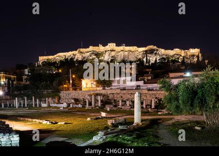 Athen, Griechenland. November 2021. Römische Ausgrabungsstätte Agorà Nacht im Stadtzentrum Stockfoto