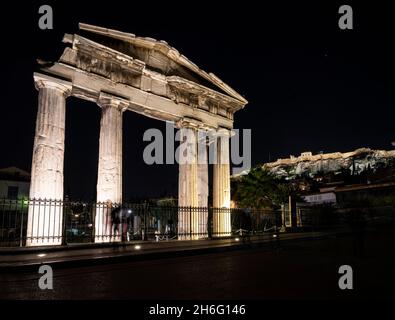 Athen, Griechenland. November 2021. Römische Ausgrabungsstätte Agorà Nacht im Stadtzentrum Stockfoto