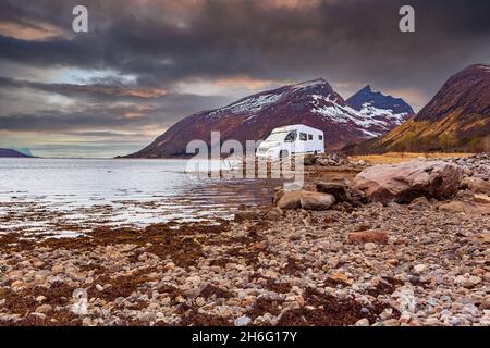 Ein Wohnwagen oder Wohnmobil vor dem Fjord in Norwegen Stockfoto