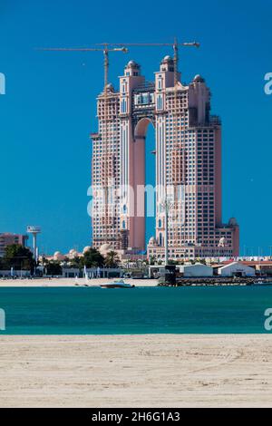 ABU DHABI, VAE - 7. MÄRZ 2017: Das Fairmont Marina Residences-Gebäude in Abu Dhabi befindet sich im Bau. Stockfoto