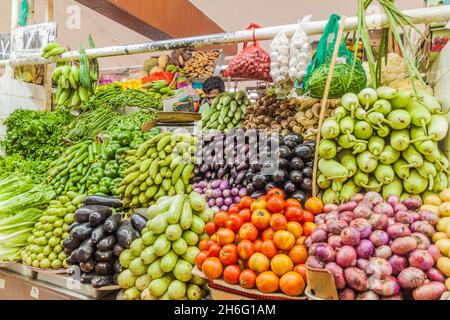 AL AIN, VAE - 8. MÄRZ 2017: Gemüsestände im Souq in Al Ain, Stockfoto