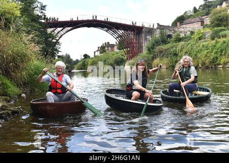 Mitglieder des Ironbridge Coracle Trust haben sich auf dem River Severn für die Bank Holiday Coracle Regatta vorbereitet. Nach einer Abwesenheit von Stockfoto