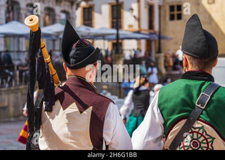 Zwei Männer in asturischer Tracht, die auf einem Platz in Oviedo, Uvieu, in Asturien, Trommel und Dudelsack spielen. Stockfoto
