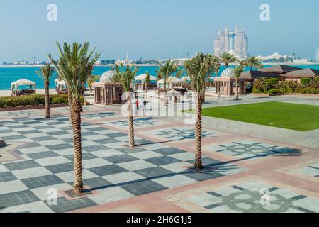 ABU DHABI, VAE - 9. MÄRZ 2017: Am Meer im Emirates Palace Hotel in Abu Dhabi, der Hauptstadt der Vereinigten Arabischen Emirate. Stockfoto