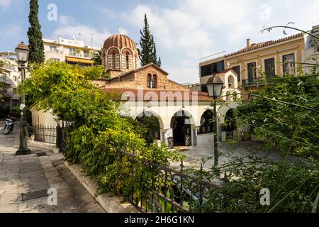 Athen, Griechenland. November 2021. Außenansicht der griechisch-orthodoxen Kirche der Heiligen Katharina im Stadtzentrum Stockfoto
