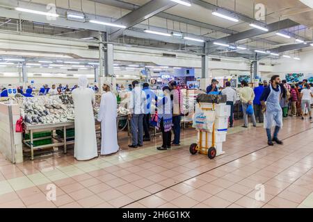 ABU DHABI, VAE - 9. MÄRZ 2017: Fischstände auf dem Al Mina Fischmarkt in Abu Dhabi. Stockfoto