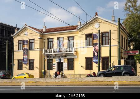 Athen, Griechenland. November 2021. Außenansicht des Gebäudes des New York College im Stadtzentrum Stockfoto