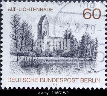 DEUTSCHLAND, Berlin - UM 1978: Eine Briefmarke aus Deutschland, Berlin zeigt die dorfkirche mit See aus der alten Lichtenrade Stockfoto