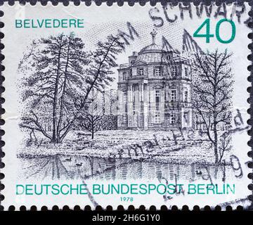 DEUTSCHLAND, Berlin - UM 1978: Eine Briefmarke aus Deutschland, Berlin zeigt das historische Gebäude des Belvedere Stockfoto