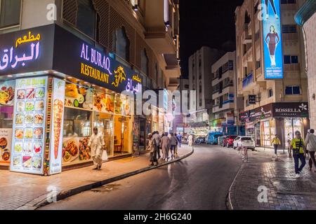 DUBAI, VAE - 10. MÄRZ 2017: Nachtansicht einer Straße im Deira-Viertel von Dubai, Vereinigte Arabische Emirate Stockfoto