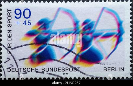 DEUTSCHLAND, Berlin - UM 1979 eine Briefmarke aus Deutschland, Berlin zeigt zwei Bögen, die mit Bögen geschützt sind. Text: Für Sport Stockfoto