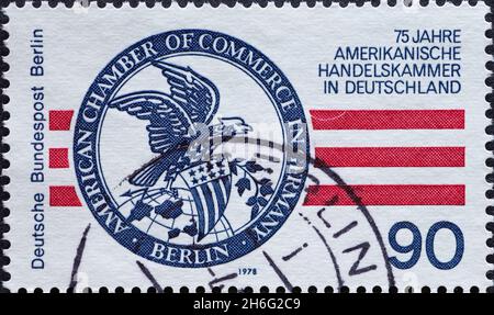 DEUTSCHLAND, Berlin - UM 1978: Eine Briefmarke aus Deutschland, Berlin, zeigt das Wappen mit Adler der Armerican Chamber of Commerce in Deutschland Stockfoto