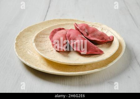 Konzept der Lieferung von Halbfertigwaren. Süße Knödel gefüllt mit Kirsche und gefroren. Stockfoto