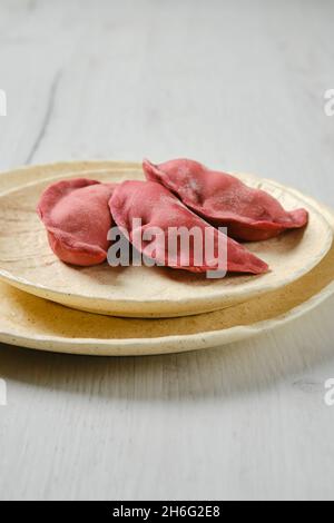 Konzept der Lieferung von Halbfertigwaren. Süße Knödel gefüllt mit Kirsche und gefroren. Stockfoto