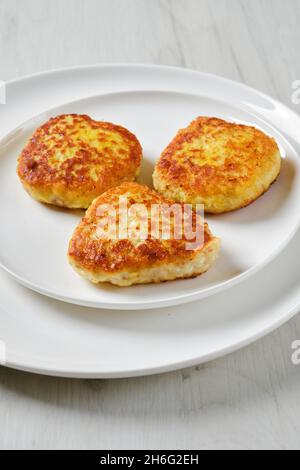 Gebratener Tintenfisch-Schnitzel in der Panade auf einem Teller Stockfoto