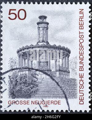 DEUTSCHLAND, Berlin - UM 1980: Eine Briefmarke aus Deutschland, Berlin mit historischen Berliner Ansichten: Die große Neugier, Schlosspark Klein Glienicke Stockfoto