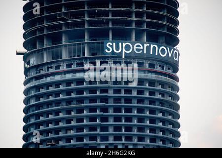 Vergrößerte Aufnahme mit dem höchsten Gebäude in delhi, dem mehrstöckigen supertech Supernova-Hochhaus, das noch im Bau ist und Häuser beherbergen wird Stockfoto