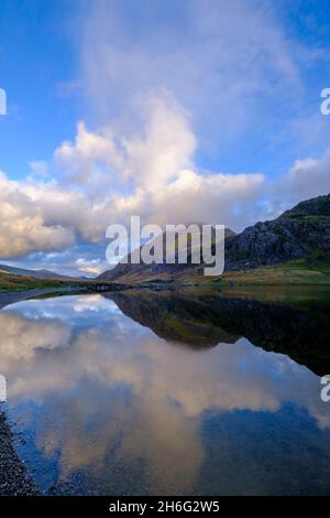 Eine Porträtansicht von Tryfan spiegelt sich in den Gewässern von Llyn Idwal im Snowdonia National Park, North Wales, Großbritannien Stockfoto