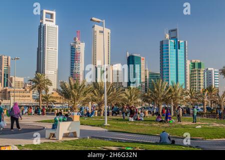 KUWAIT-STADT, KUWAIT - 17. MÄRZ 2017: Skyline von Kuwait-Stadt aus dem Corniche Park. Stockfoto