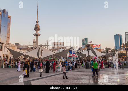 KUWAIT-STADT, KUWAIT - 17. MÄRZ 2017: Menschen in einer Fußgängerzone im Zentrum von Kuwait-Stadt. Stockfoto