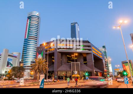 KUWAIT-STADT, KUWAIT - 17. MÄRZ 2017: Gebäude der Kuwait Stock Exchange im Zentrum von Kuwait-Stadt. Stockfoto
