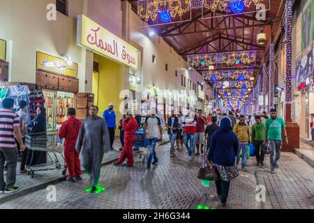 KUWAIT-STADT, KUWAIT - 17. MÄRZ 2017: Einkaufsstraße im zentralen Souq in Kuwait-Stadt Stockfoto