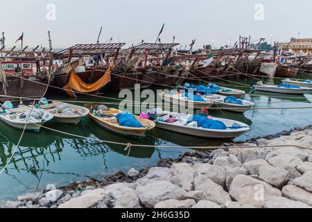 KUWAIT-STADT, KUWAIT - 18. MÄRZ 2017: Boote in Sharq Marina in Kuwait-Stadt. Stockfoto