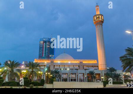 Nachtansicht der Großen Moschee in Kuwait-Stadt. Stockfoto