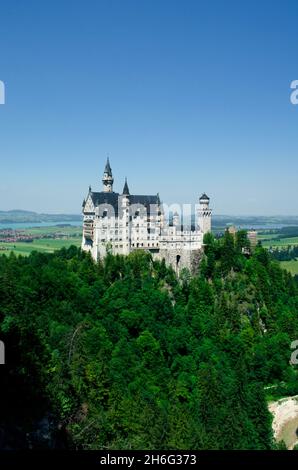 Fussen, Deutschland - 29. Juni 2019: Schloss Neuschwanstein in Nebel gehüllt in den bayerischen Alpen. Stockfoto