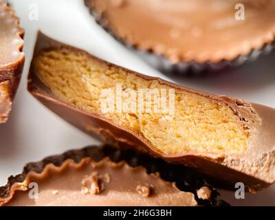 Nahaufnahme von Süßigkeiten mit Erdnussbutter und Schokoladenfrosting Stockfoto