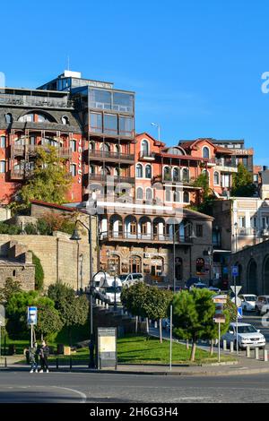 Tiflis, Georgien - 24. Oktober 2021: Hotels und andere Gebäude im historischen Zentrum der georgischen Hauptstadt. Straße mit geparkten Autos, Menschen auf der Stockfoto