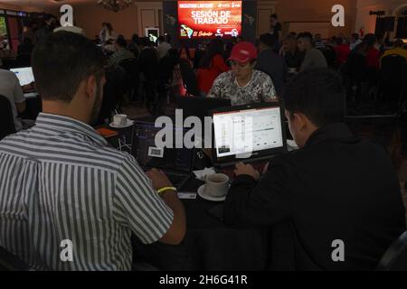 San Salvador, El Salvador. November 2021. Menschen sitzen vor ihren Laptops und nehmen an einem hackaton Teil. In El Salvador ist die digitale Währung Bitcoin seit September 2021 ein Zahlungsmittel. Mit dem Inkrafttreten eines entsprechenden Gesetzes am Dienstag war der mittelamerikanische Staat das erste Land der Welt, das diesen Schritt getan hat. Quelle: Camilo Freedman/dpa/Alamy Live News Stockfoto