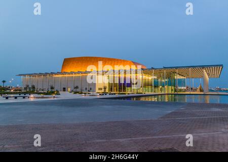 MANAMA, BAHRAIN - 15. MÄRZ 2017: Das Nationaltheater von Bahrain spiegelt sich in einem Teich. Stockfoto