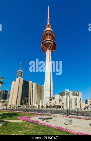 KUWAIT-STADT, KUWAIT - 17. MÄRZ 2017: Blick auf den Befreiungsturm in Kuwait Stockfoto