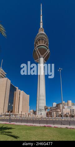 KUWAIT-STADT, KUWAIT - 17. MÄRZ 2017: Blick auf den Befreiungsturm in Kuwait Stockfoto