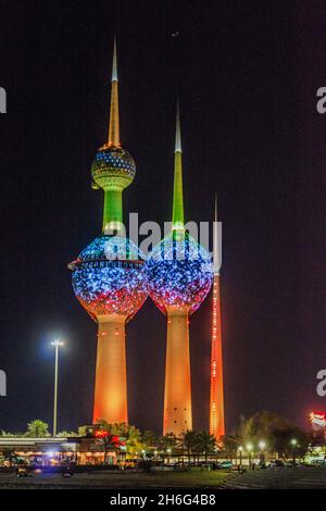 KUWAIT-STADT, KUWAIT - 17. MÄRZ 2017: Nachtansicht der Kuwait Towers Stockfoto