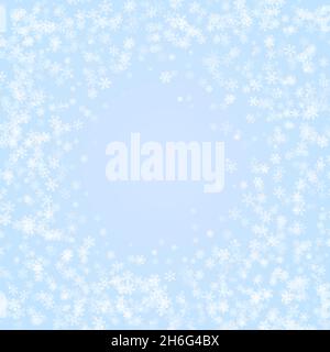 Weihnachten hellblauer Hintergrund mit Schneeflocken. Winter Vektor Hintergrund mit weißen transparenten Schneeflocken Stock Vektor