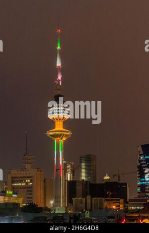 KUWAIT-STADT, KUWAIT - 18. MÄRZ 2017: Nachtansicht des Befreiungsturms in Kuwait Stockfoto