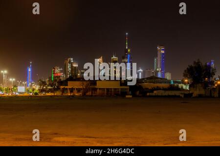 KUWAIT-STADT, KUWAIT - 18. MÄRZ 2017: Nachtansicht der Skyline von Kuwait City. Stockfoto