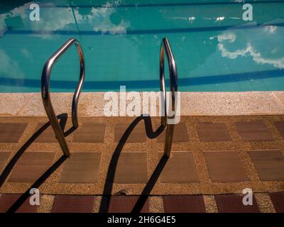 Die Schienen einer Schwimmbadleiter projizieren ihren Schatten am Morgen in einem Landhaus in der Nähe der Stadt Chinavita im Zentrum Kolumbiens. Stockfoto