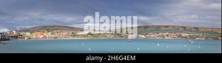 Panorama der Swanage Bay und Klippen in Swanage, Dorset, Großbritannien am 13. November 2021 Stockfoto