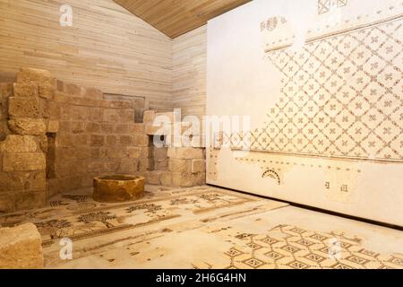 MOUNT NEBO, JORDANIEN - 21. MÄRZ 2017: Innenraum der Moses Memorial Kirche am Berg Nebo. Stockfoto