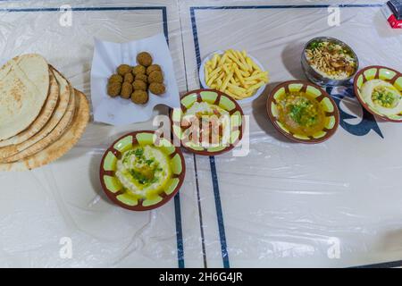 Verschiedene Arten von Hummus und Falafel in einem Restaurant in Amman, Jordanien Stockfoto