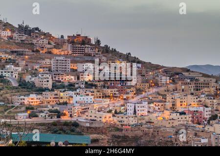 Abend in Wadi Musa, Stadt in der Nähe der archäologischen Stätte Petra, Jordanien Stockfoto