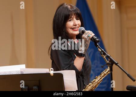 Washington, Vereinigte Staaten von Amerika. 19. September 2019. Joy Harjo tritt während ihrer Eröffnungsveranstaltung als US-Poet Laureate im Coolidge Auditorium am 19. September 2019 in Washington, D.C. auf.Quelle: Shawn Miller/Library of Congress/Alamy Live News Stockfoto