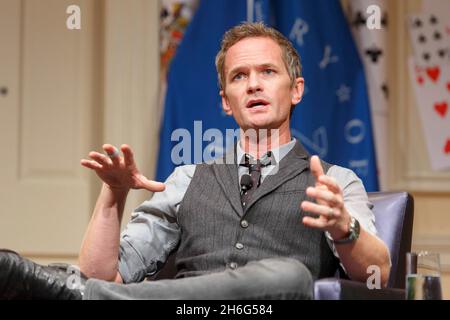 Washington, Vereinigte Staaten von Amerika. 11. September 2019. Schauspieler Neil Patrick Harris eröffnet das National Book Festival präsentiert eine Reihe während eines Gesprächs mit Roswell Encina, dem Chief Communications Officer der Bibliothek, am 11. September 2019 in Washington, D.C. Quelle: Shawn Miller/Library of Congress/Alamy Live News Stockfoto