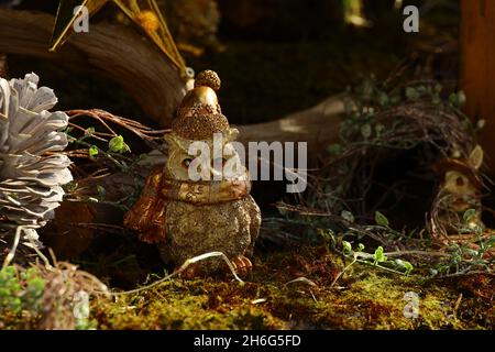 Eule Puppe trägt einen Schalldämpfer in Weihnachtsdekorationen Stockfoto