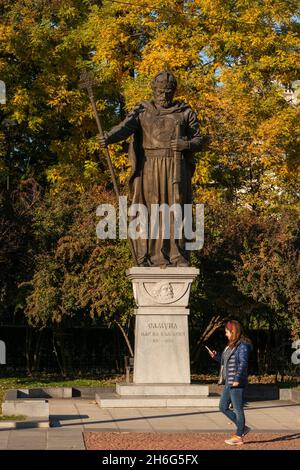 Touristen, die ein Mobiltelefon an der Statue des Zaren Samuil oder Samuel in Sofia vorbeischauen Bulgarien - bulgarischer Kaiser im 10-11. Jahrhundert Stockfoto